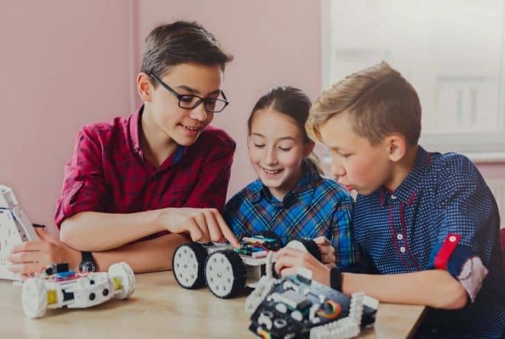 photo-happy-children-building-robot